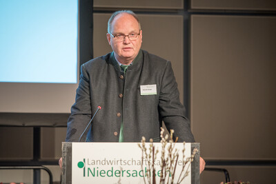 Kammer-Vizepräsident Heinrich Grupe während der Laudatio beim Gesellschaftsabend 2022 in Oldenburg